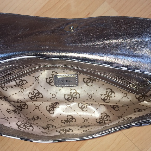 Guess Clutch - Picture 3 of 4